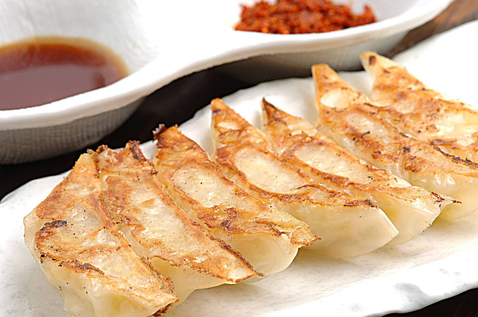 龍の餃子の定番の焼き餃子とタレ・薬味
