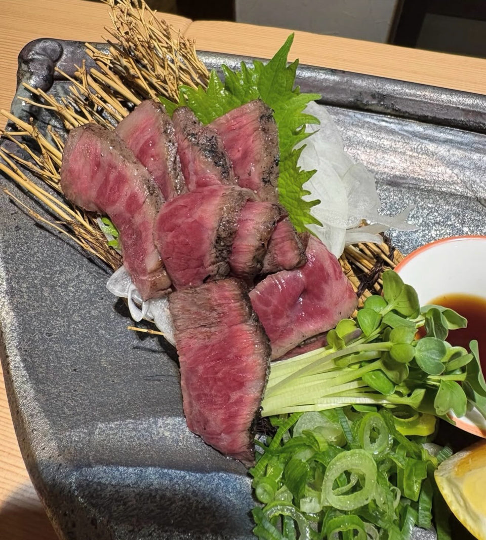 ごっつ豊中店の霜降り黒毛和牛の黒炭たたき