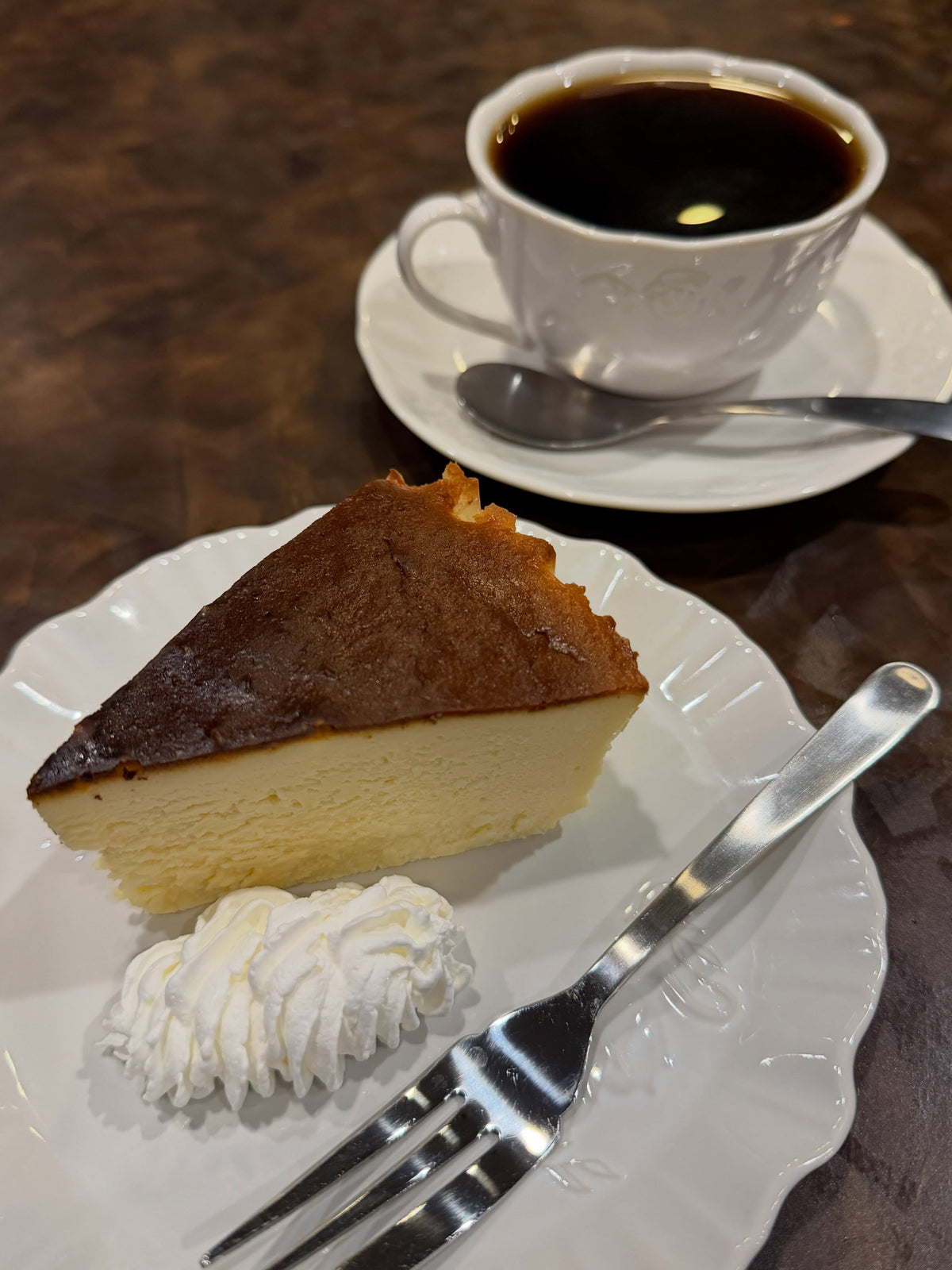 ONE.IX_ARTの手作りバスクチーズケーキ