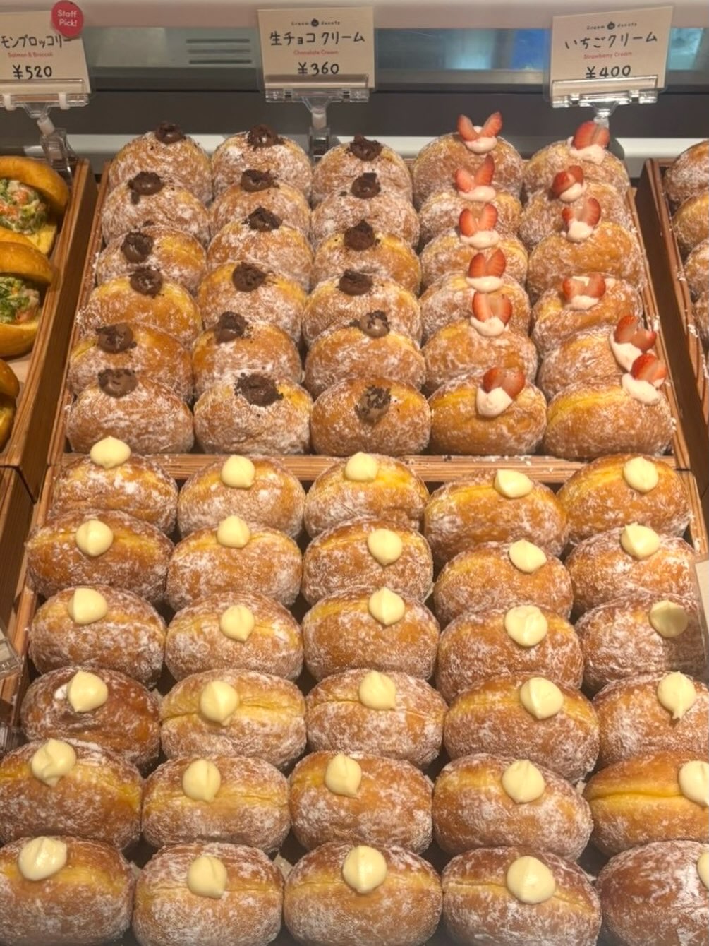 WeLoveDonutのショーケースに並ぶクリームドーナツ