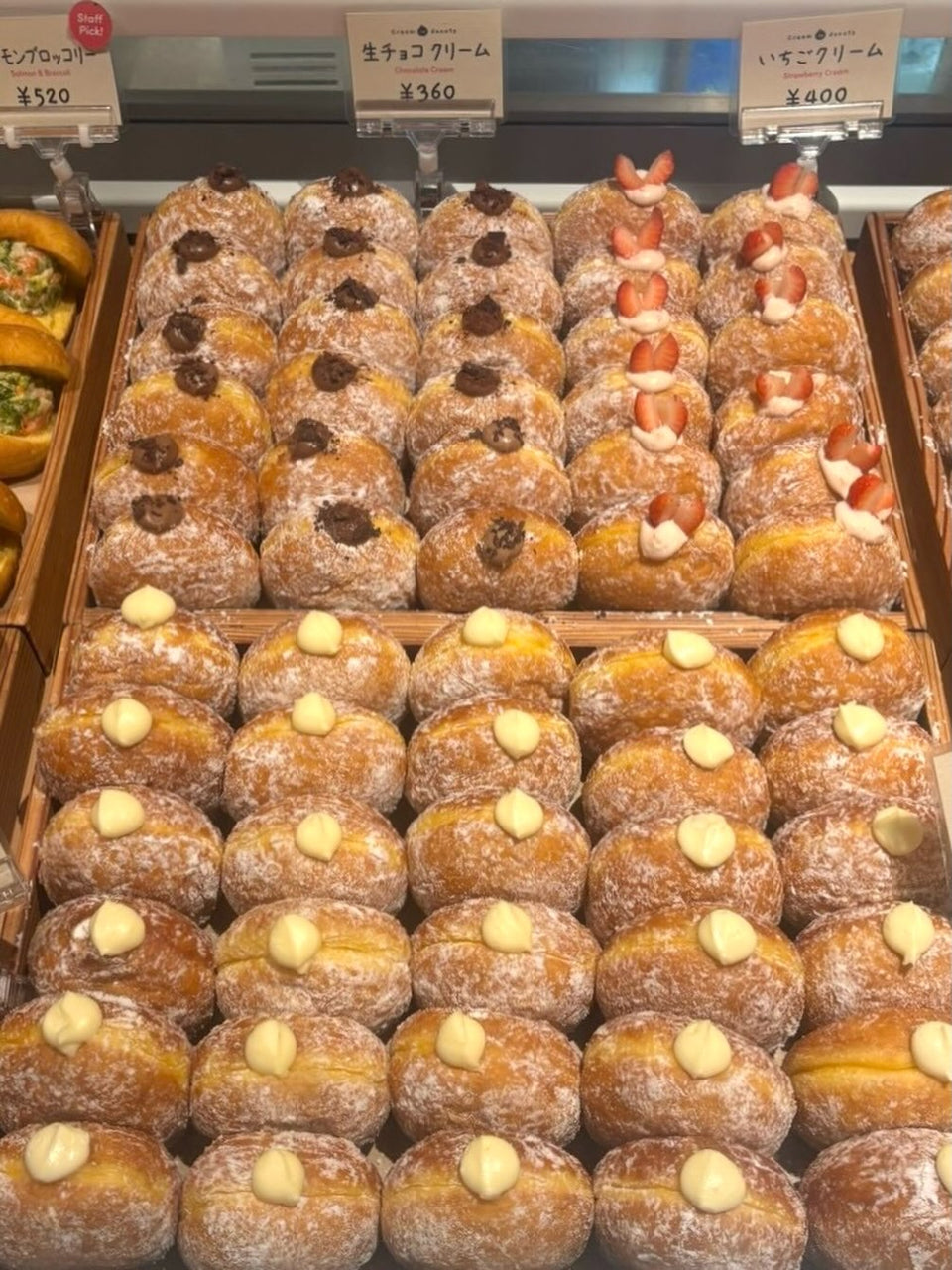 WeLoveDonutのショーケースに並ぶクリームドーナツ