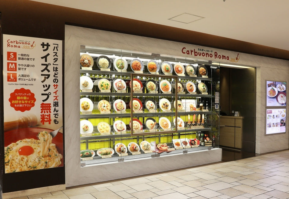 Carbuono Roma 千里中央店の店先とショーケース