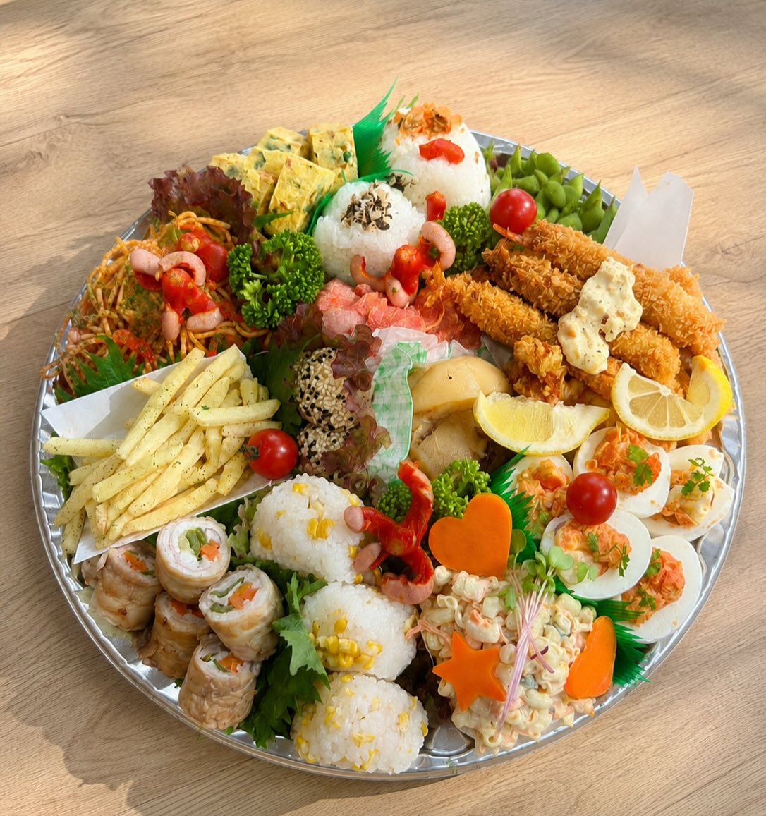 おにぎりタイガーのオードブル（おにぎりと野菜のおかず）